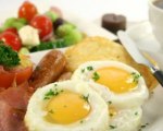Spinach salad with poached egg, avocado & sherry vinaigrette